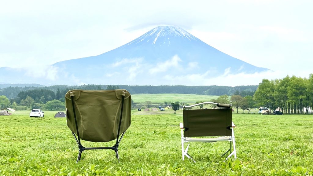富士山とアウトドアチェアの写真