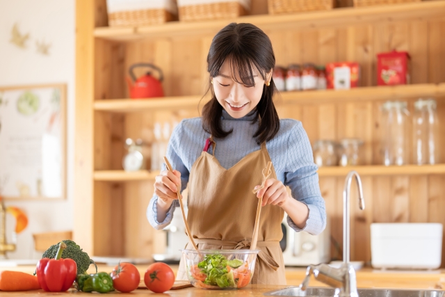 女性がキッチンで料理をする画像