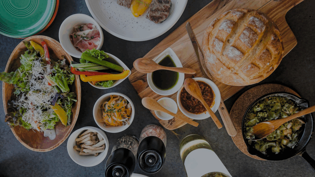 お料理がテーブルに並ぶ画像